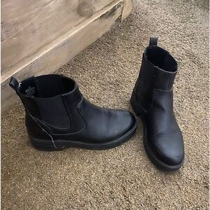 Women’s “Chelsea” boots - black size 8